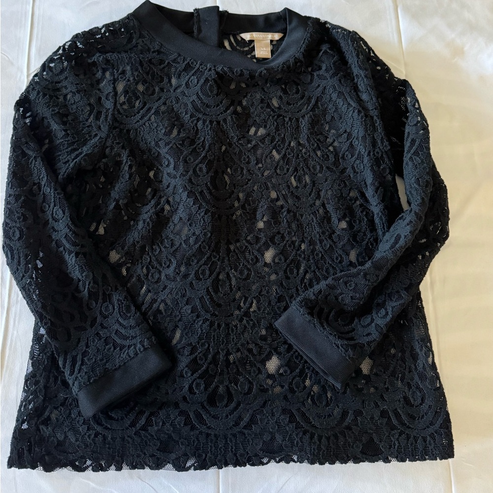 Banana Republic long-sleeve lace blouse with a button-back closure extra
small